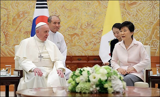 박근혜 대통령이 14일 오후 청와대를 방문한 프란치스코 교황과 면담하고 있다.ⓒ연합뉴스