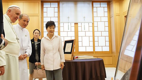 박근혜 대통령과 프란치스코 교황이 14일 오후 청와대에서 선물교환을 한 뒤 감상하고 있다. ⓒ연합뉴스