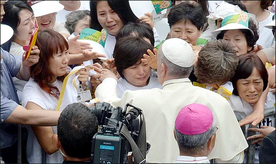 프란치스코 교황이 15일 대전월드컵경기장에서 열린 '성모승천 대축일 미사'에서 세월호 참사 유가족들을 위로하고 있다. ⓒ사진공동취재단