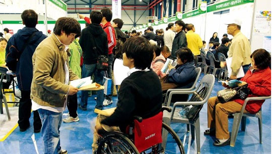 서울시 장애인 취업박람회를 찾은 구직자들이 참가업체를 둘러보고 있는 모습. 정부대표 블로그 정책공감 이미지 캡쳐.