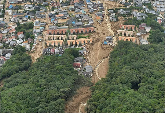 일본 히로시마(廣島)시에 19일 밤부터 20일 새벽 사이에 국지적인 폭우로 토사가 주택가를 덮쳐 36명이 숨지고 7명이 실종된 알려진 가운데 우리 국민도 포함된 것으로 전해졌다. ⓒ연합뉴스 
