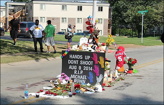 미국 미주리주가 주방위군에 퍼거슨 시에서의 철수를 명령했다. 사진은 마이클 브라운이 사망한 장소에 추모객들이 남긴 꽃다발과 인형. ⓒ연합뉴스