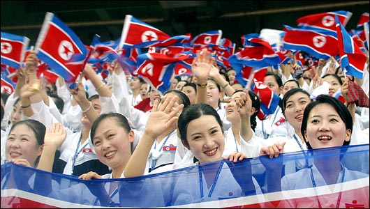 지난 2003년 대구 하계유니버시아드 대회에 참가한 북한 응원단이 인공기를 들고 응원을 하고 있다.(자료사진) ⓒ데일리안 박항구 기자