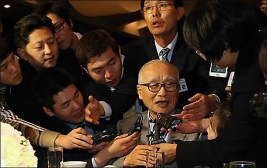 김우중 전 대우그룹 회장이 지난 2013년 3월 22일 오후 서울 종로구 부암동 AW 컨벤션센터에서 열린 '대우그룹 창립 46주년 기념행사'에서 취재진 질문에 답하고 있다.ⓒ연합뉴스