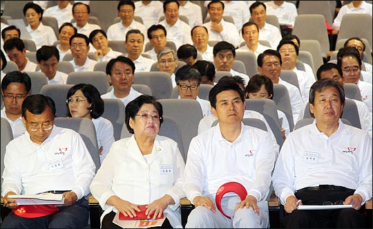 22일 오후 충남 천안시 우정공무원교육원에서 열린 새누리당 국회의원 연찬회에서 김무성 대표를 비롯한 의원들이 당무보고를 듣고 있다. ⓒ데일리안 박항구 기자