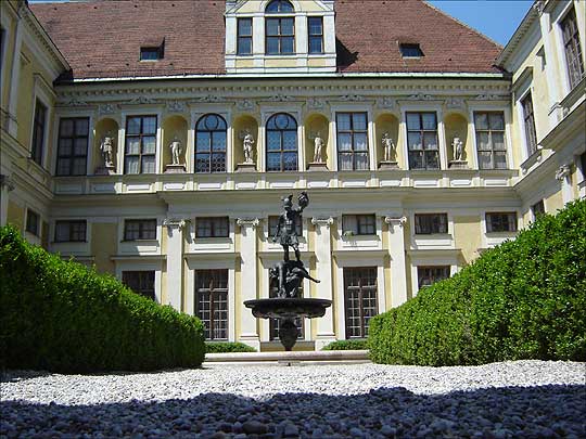 바이에른 공국의 지배자 비텔스바흐 가문의 정궁이었던 레지덴츠 궁전. 뮌헨 구시가지 끄트머리에 위치했는데, 독일 궁전 문화의 화려함이 어느 정도인지를 여실히 보여주는 곳이다. ⓒ이석원