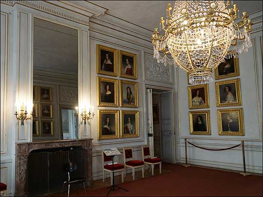 님펜부르크 궁전에서도 가장 인상적인 공간인 쉔하이츠 갤러리. 미인의 방으로도 불리는데, 루드비히 1세가 궁정화가에게 당시 뮌헨의 미인 36명의 초상화를 그리게 해서 이 방을 꾸몄다. 초상화 중에는 파리의 댄서로 활동하다가 루드비히 1세의 정부가 된 로라 몬테스의 것도 있다. ⓒ이석원