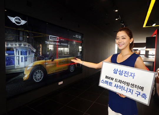 삼성전자 모델이 지난 22일 인천 영종도에 개장한 BMW 드라이빙 센터에 구축된 최첨단 스마트 사이니지를 소개하고 있다.ⓒ삼성전자