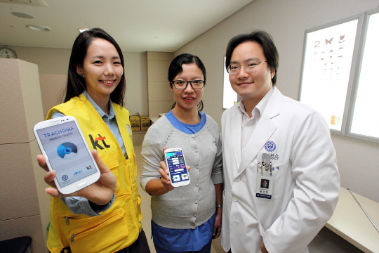 윤상철 세브란스병원 안과학교실 교수(오른쪽)가 트라코마 환자와 함께 트라코마 앱을 사용하고 있다. ⓒKT