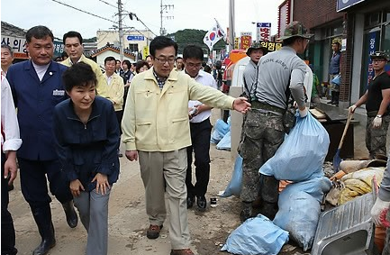 박근혜 대통령이 28일 오후 폭우피해가 심한 부산시 기장군 장안읍 좌천마을의 한 피해민가를 방문, 현장을 둘러보고 있다. ⓒ연합뉴스
