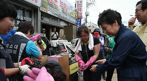 박근혜 대통령이 28일 오후 폭우피해가 심한 부산시 기장군 장안읍 좌천마을을 방문해 현장을 살펴보고 있다.ⓒ연합뉴스