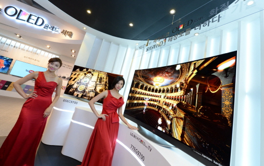 LG전자 모델들이 다음달 5일(현지시간) 독일 베를린에서 열리는 유럽 최대 가전전시회 IFA 2014에서 공개할 '울트라 올레드TV' 제품을 선보이고 있다.ⓒLG전자