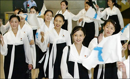 지난 2005년 8월 31일 제16회 아시아 육상 선수권대회에 참석할 북한 응원단이 인천공항을 통해 입국하고 있다.ⓒ연합뉴스