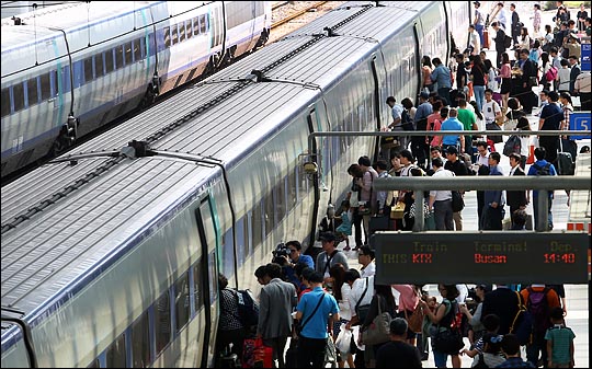 서울시가 추석 연휴동안 시내버스와 지하철을 연장운행한다. 귀성길 기차역에 승객들이 몰려있다.ⓒ데일리안DB