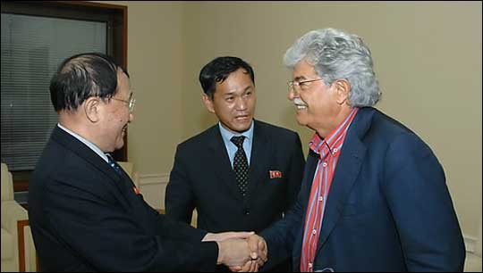 지난 잘 안토니오 라찌 이탈리아 국회 외교위원회 의원 등 이탈리아 국회의원 대표단을 만나는 북한 강석주 노동당 국제비서의 모습 ⓒ연합뉴스