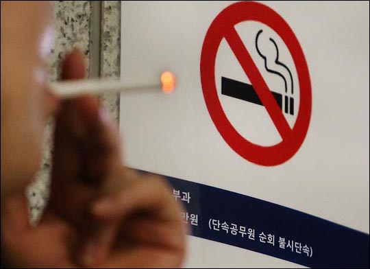 금연구역에서의 흡연 ⓒ데일리안 홍효식 기자