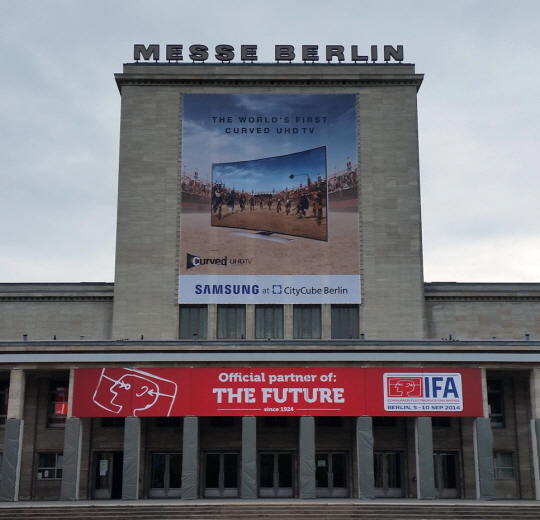 유럽 최대 가전전시회 IFA2014가 열리는 전시장 메세 베를린 전시장 입구에 삼성전자 옥외광고가 설치돼 있다.ⓒ삼성전자