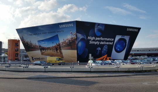 유럽 최대 가전전시회 IFA2014가 열리는 독일 베를린으로 통하는 관문인 테겔 베를린 국제공항에 삼성전자 옥외광고가 설치돼 있다.ⓒ삼성전자