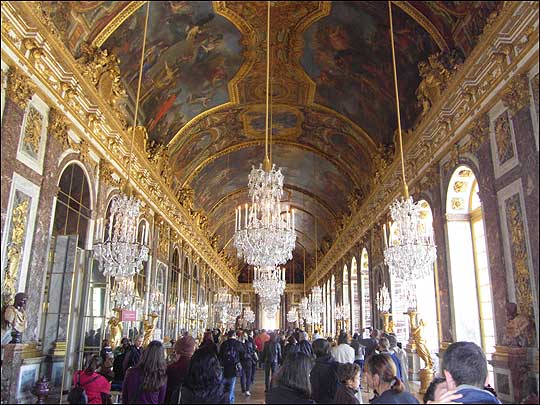 베르사유 궁전에서도 가장 화려하고 멋진 공간으로 꼽히는 '거울의 방' 좌우로 17개의 화려한 거울과 17개의 화려한 창문이 번쩍인다. 홀의 길이만 73m에 이르는 이 방에서는 주로 가면무도회나 왕족의 생일 파티가 열렸다. ⓒ이석원