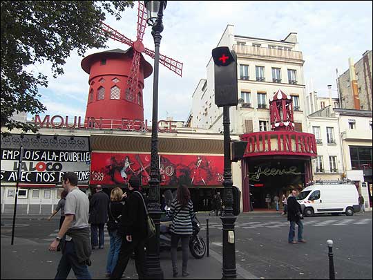 앙증맞은 빨간 풍차가 눈에 띄는 파리의 대표적인 캬바레 물랭루즈. 파리 근현대사에 수많은 이야기와 사건을 담고 있는 곳이다. 하지만 입장료가 너무 비싸다. ⓒ이석원