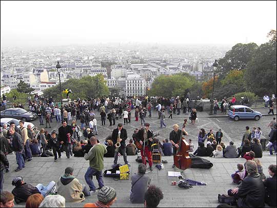 사크레 쾨르 대성당 앞 계단은 파리에서도 가장 유명하고 자유로운 문화의 공간이고 휴식처이다. 이 곳에서는 세계 각국에서 모여든 젊은이들이 늘 무언가를 공연하고, 또 그보다 더 많은 전 세계의 여행자들이 그들의 길거리 문화를 보면서 휴식을 취한다. 멀리 파리 시내의 전경이 펼쳐진다. ⓒ이석원