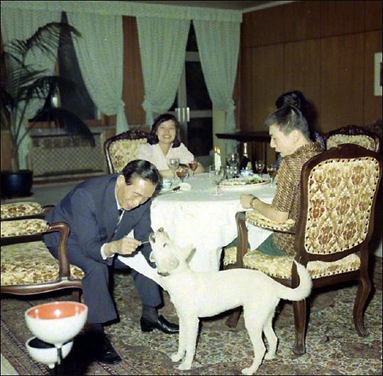1976년 6월 30일 근영양의 생일날 대통령 가족의 모습. ⓒ국가기록원