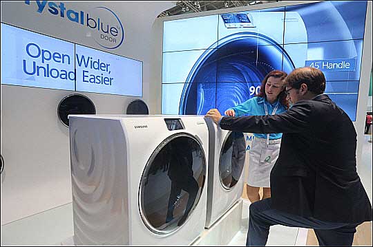 독일 현지 관람객이 지난 10일(현지시간) 폐막한 유럽 최대 가전전시회 IFA2014 삼성전자 전시장을 찾아 크리스탈블루 세탁기를 살펴보고 있다.ⓒ삼성전자 