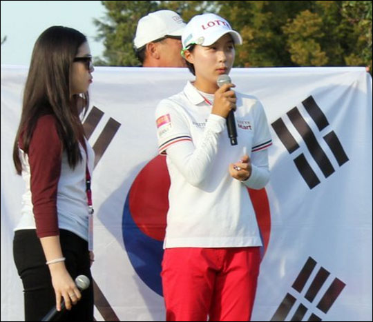 김효주 선수의 인터뷰 통역을 친동생이 했다는 보도는 사실이 아닌 것으로 드러났다. 사진은 김효주 선수가 우승한 뒤 통역의 도움으로 소감을 밝히는 모습. ⓒ연합뉴스