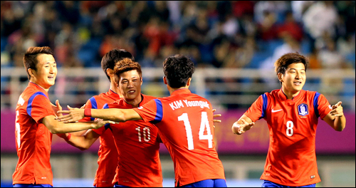 사우디전에서 김승대(왼쪽 세 번째)가 첫 골을 터뜨리고 동료들과 기뻐하고 있다. ⓒ 연합뉴스
