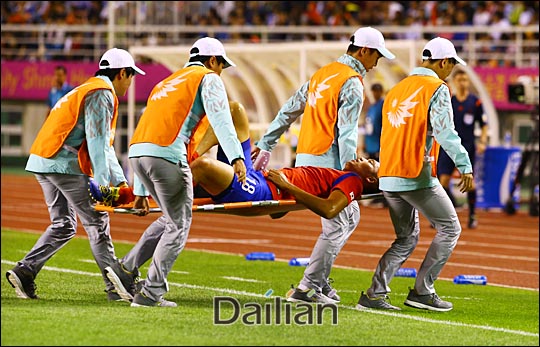 17일 오후 안산 와스타디움에서 열린 ‘2014인천아시안게임’ 축구 조별예선 한국과 사우디아라비아의 경기에서 김신욱이 부상을 입고 실려나가고 있다. ⓒ데일리안 홍효식 기자 