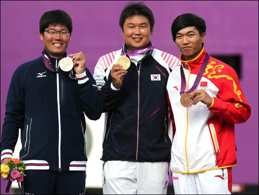 런던올림피거 금, 은메달을 나눠가진 오진혁-후루카와 ⓒ 연합뉴스