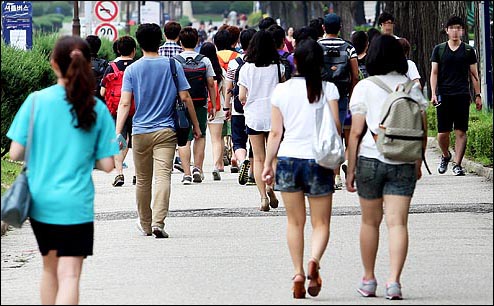 서울 시내 한 대학에서 학생들이 교정을 걷고 있다.(자료사진) ⓒ데일리안 홍효식 기자