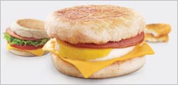지난 2006년 출시된 맥도날드의 '맥모닝'은 어느새 간편한 아침식사의 대명사가 됐다. 사진은 맥도날드 홈페이지 화면 캡처.