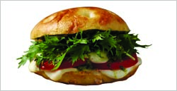 파리바게뜨가 지난달 내놓은 아침식사 제품 '핫&그릴 샌드위치 10종'은 맛과 양 등을 두루 갖춘 외식업계 아침식사 제품의 '끝판왕'이라고 말할 수 있다. ⓒ파리바게뜨
