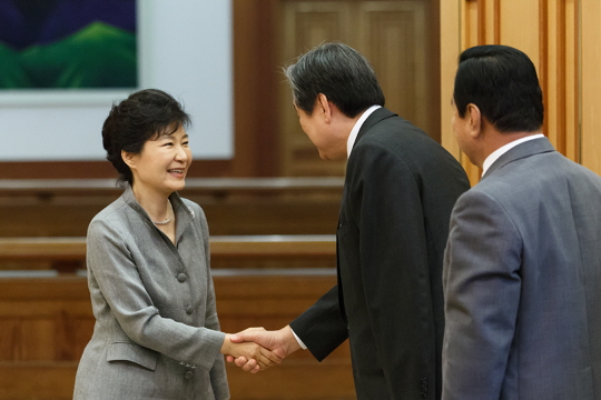 박근혜 대통령이 지난 16일 청와대에서 김무성 새누리당 대표 등 여당 지도부를 만나 인사하고 있다. ⓒ청와대