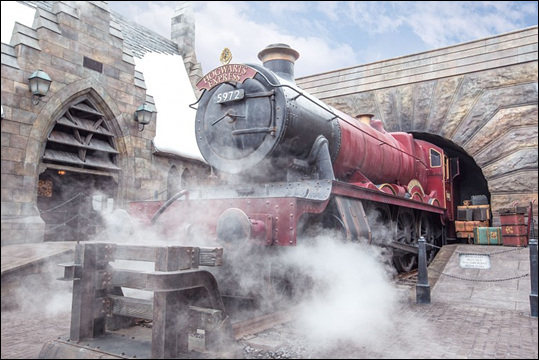 9와 4분의 3번 승강장에서 출발한 붉은색 증기기관차가 호그스미드 역에 도착해 있다.  / USJ 이미지 제공  ⓒ Warner Bros. Entertainment Inc. Harry Potter Publishing Rights 