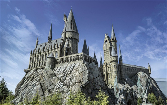 마을 안쪽에 우뚝 솟은 호그와트 마법의 성.  / USJ 이미지 제공  ⓒ Warner Bros. Entertainment Inc. Harry Potter Publishing Rights 