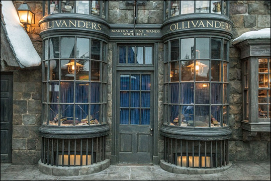 올리밴더스의 가게 외관, 쇼윈도 진열 모습.  / USJ 이미지 제공  ⓒ Warner Bros. Entertainment Inc. Harry Potter Publishing Rights