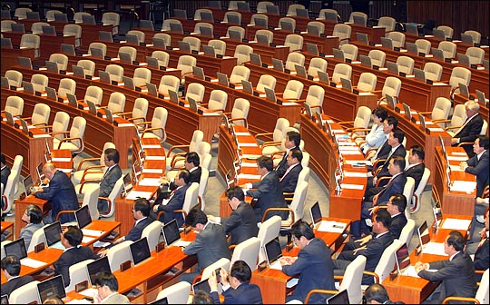 26일 오후 열린 국회 본회의에서 새정치민주연합을 비롯한 야당들이 불참한 가운데 새누리당 의원들만 참석하고 있다.  ⓒ데일리안 박항구 기자