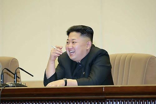 지난해 연말 북한 노동당 기관지 노동신문은 1면에 김 제1위원장이 담배를 피우며 격술훈련을 참관하는 사진을 실었다.ⓒ연합뉴스