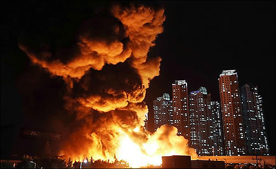 지난달 30일 오후 8시 55분께 대전 대덕구 한국타이어 공장에 불이 나 불길이 치솟고 있다. ⓒ연합뉴스