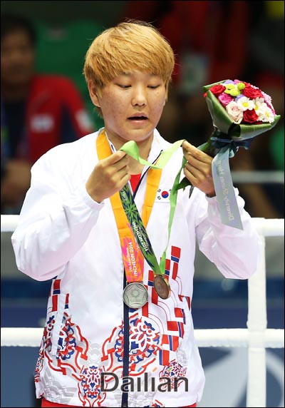 여자 복싱 사상 처음으로 은메달을 획득한 박진아. ⓒ 데일리안 홍효식 기자