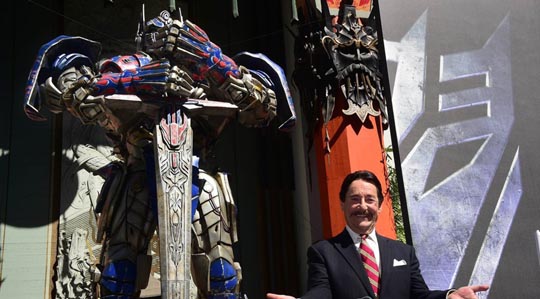 30일(현지시간) 캘리포니아주 할리우드 TCL 차이니즈 극장 앞에서 영화 ‘트랜스포머: 사라진시대’의 옵티머스 프라임(Optimus Prime)을 공개하는 기념행사가 열렸다. 오른쪽은 옵티머스 프라임의 성우 피터 쿨렌.ⓒ연합뉴스