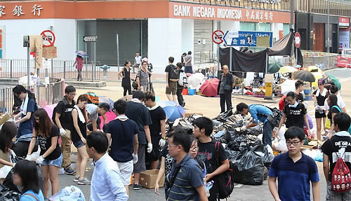 지난달 30일 홍콩 정부청사 부근 도로에 모여 있는 시위대 모습.ⓒ연합뉴스 