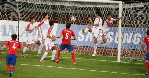 [한국-북한]임창우 버저비터로 한국축구는 28년 만에 아시안게임 금메달을 획득했다. ⓒ 연합뉴스