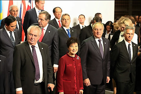 제10차 아시아유럽정상회의(ASEM)에 참석중인 박근혜 대통령이 16일 오후(현지시각) 이탈리아 밀라노 국제회의장에서 정상회의 개회식을 마친 뒤 각국정상들과 기념촬영하고 있다. ⓒ연합뉴스
