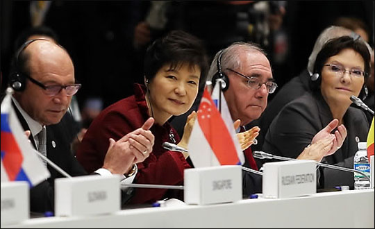 제10차 아시아유럽정상회의(ASEM)에 참석중인 박근혜 대통령이 16일 오후(현지시간) 이탈리아 밀라노 국제회의장에서 열린 개회식에서 사회자의 개회선언에 맞춰 각국 정상들과 함께 박수를 치고 있다. ⓒ연합뉴스