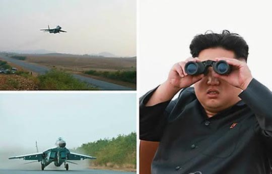 김 제1위원장이 쌍안경을 들고 도로비행장에 이착륙하는 전투 비행기를 살펴보고 있다.(자료사진)ⓒ연합뉴스