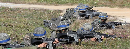 남북한이 19일 오후 파주지역 군사분계선(MDL) 인근에서 총격전을 벌였다. 사진은 지난 2013년 10월 30일 강원 홍천군 한 부대에서 2013호국훈련을 진행 중인 장병들.ⓒ연합뉴스