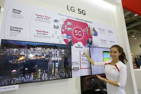 LG전자 모델이 20일 부산 벡스코에서 열린 '월드IT쇼(WIS) 2014' LG전자 부스에서 5세대(5G) 이동통신 기술을 소개하고 있다.ⓒLG전자 